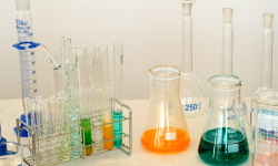 Quelle: https://pixabay.com/photos/laboratory-chemistry-chemical-1009178/