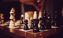 Quelle: https://www.pexels.com/photo/black-and-white-chess-pieces-on-chess-board-1762815/